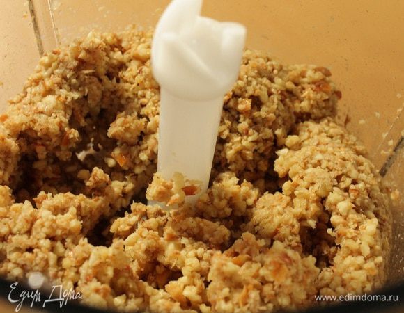 Приготовить начинку: сушеные яблоки залить кипятком, накрыть крышкой и оставить на 10-15 минут, чтобы они размякли, затем слить воду. Орехи слегка подсушить в духовке, они станут вкуснее и ароматней. Измельчить с помощью процессора или мясорубки.