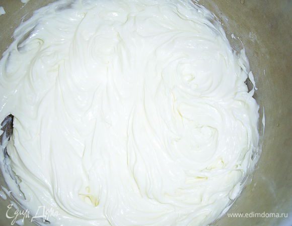 Размягченное сливочное масло взбиваем миксером.