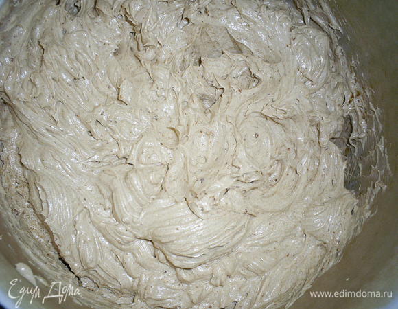 Не прекращая взбивать, по 1 столовой ложке добавляем вареную сгущенку. Каждый раз взбиваем до однородности массы, под конец взбивания добавляем коньяк.