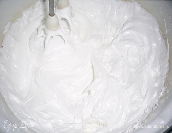 Тем временем займемся вторым кремом. Он известен под разными названиями. Мне нравится название "Мокрое безе". Мне кажется, что оно полностью подходит крему. Так как мы работаем с кремом, а потом на торте он подсыхает и становится похожим на безе. 
 Итак, приступим. Оставшиеся два белка, сахар и лимонную кислоту помещаем в небольшую кастрюльку. Взбивать крем мы будем на водяной бане. К этому времени вода в большей кастрюле уже кипит. Кастрюля с белками должна плавать в кипящей воде. Начинаем взбивать. Постепенно белки нагреваются, сахар и кислота растворяются и у нас получается гладкая, пышная блестящая масса. Как долго взбивать, зависит от того, что вы собираетесь этим кремом угощать. Для выравнивания торта крем достаточно взбивать минут 10. Если же вы хотите сложных рельефных украшений, то взбиваем подольше, пока крем не начнет наматываться на венчики. В нашем случае это не обязательно.