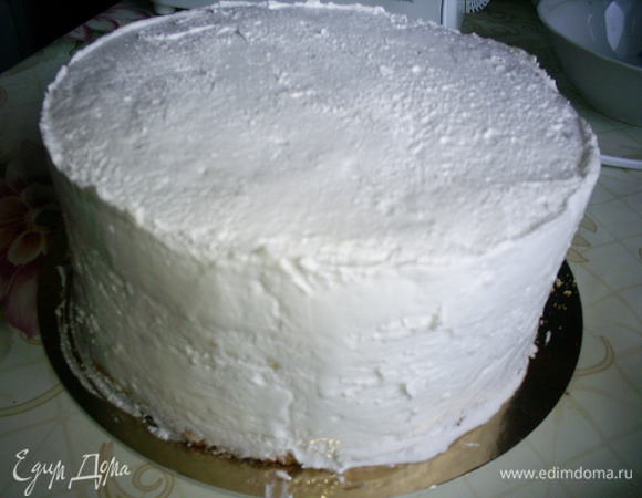 Выравнивать торт и украшать этим кремом нужно сразу же!!!! Особенно это касается выравнивания торта. Выравниваем торт теплым кремом, чтоб загладить крем, широкий длинный нож смачиваем в холодной воде и заглаживаем поверхность торта.  