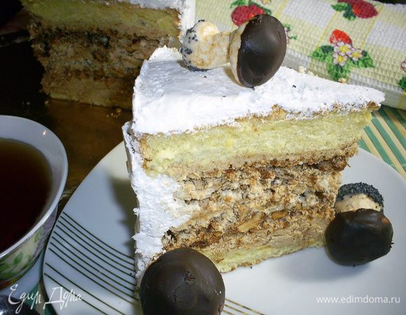 Готовый торт я украсила заранее приготовленными грибками из безе. Как их сделать, смотрим тут http://www.edimdoma.ru/retsepty/51551-gribki-iz-beze. Они стали прекрасным и хрустящим дополнением к торту. И наконец все готово, наливаем чашечку горячего чая и наслаждаемся богатым вкусом. Приятного аппетита!!!