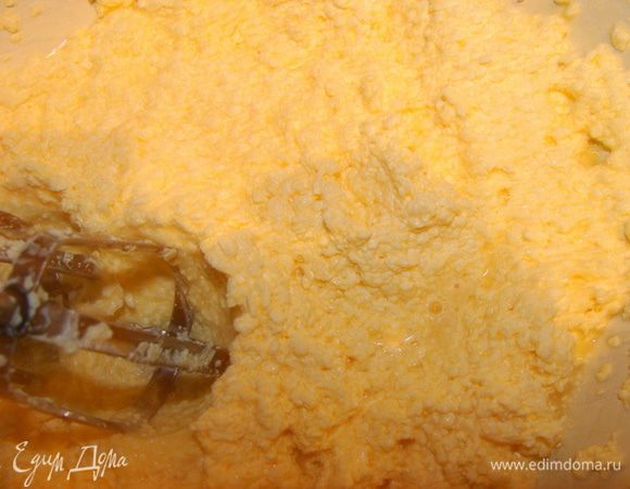 Мало взбить миксером до пышного состояния, не останавливаясь, добавлять по одному яйцу.