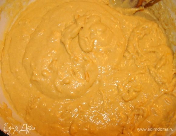 Соединить с мучной смесью. Я добавила еще молочка. Тесто должно быть чуть гуще, чем на шарлотку или коврижку. На фото видно консистенцию.