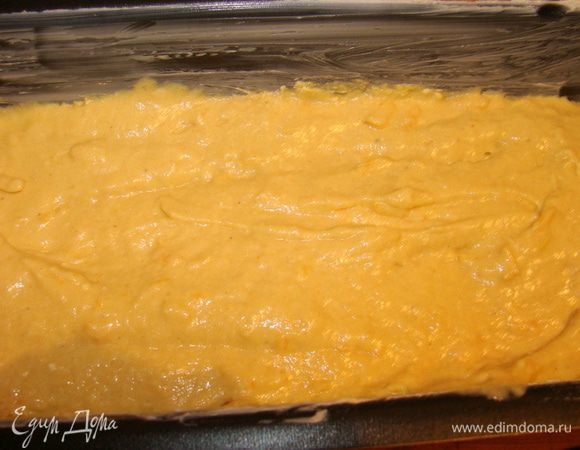 Форму смазать сливочным маслом. Вылить половину теста.