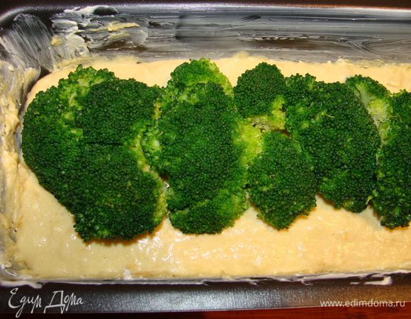 Плотно рядком вдавить в тесто капусту.