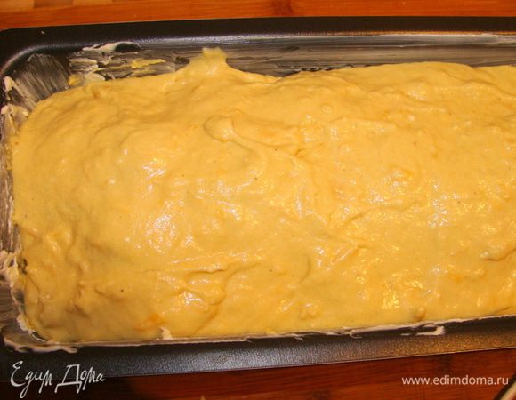 Залить сверху второй половиной теста. Поставить в разогретую до 180°С духовку на 45 минут.