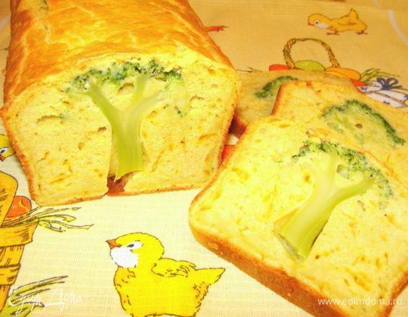 Вынуть из духовки. Дать немного остыть в форме, потом освободить кекс от формы и полностью остудить.