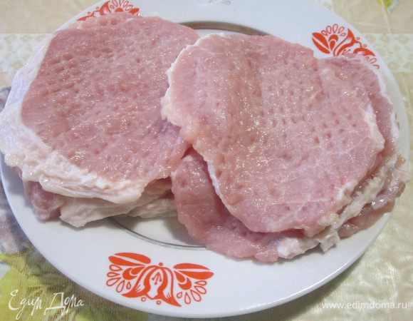 Мясо помыть, обсушить, отбить, посолить и поперчить. 