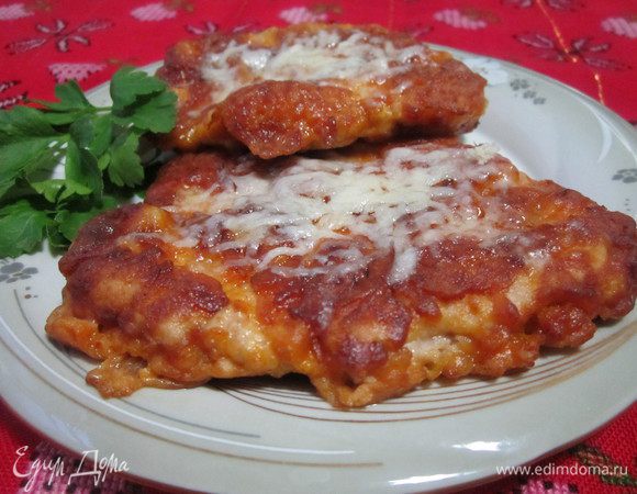 Мясо панировать сначала в муке, затем в кляре. Жарить на разогретой с маслом сковороде. Сначала с одной стороны на среднем огне без крышки. Затем перевернуть, накрыть крышкой и жарить на маленьком огне до готовности. Готовые отбивные посыпать тёртым сыром (50 г) и подавать на стол. Приятного аппетита! 