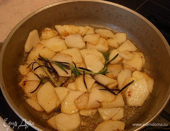 На сковороду наливаем масло,  кладем сахар. Высыпаем порезанное яблоко.
Обжариваем, периодически помешивая, пока дольки не поджарятся и не закарамелизуются. Примерно 10 минут. 
В конце добавляем розмарин, перемешиваем, даем напитаться яблочным долькам ароматом розмарина, примерно 2 минуты.
После чего вытаскиваем розмарин.