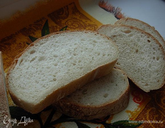 Чиабатту (приготовленную по вот этому рецепту http://www.edimdoma.ru/retsepty/61235-chiabatta) нарезаем, отправляем подсушиться под гриль (я это делала в духовке).