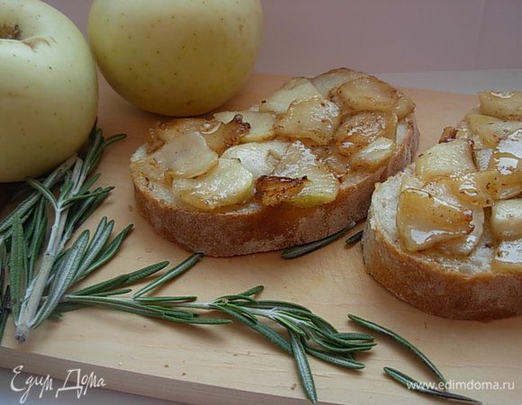 На подготовленные кусочки чиабатты выкладываем яблочные дольки.
Подаем сразу же с чаем.
Приятного чаепития!