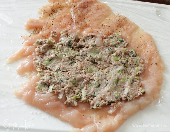 На отбитое филе выложить начинку.