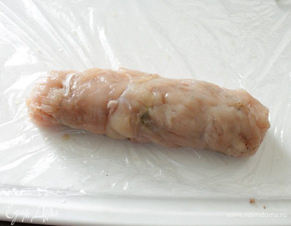 Аккуратно сформировать рулет смоченными в холодной воде руками.