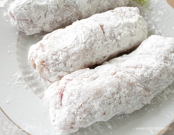 Приготовить отдельные мисочки с мукой, сухарями и взбитыми с солью и перцем яйцами. Каждый рулетик обвалять в муке, оставить на 1-2 минуты, чтобы мука немного впиталась.