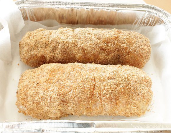 Предварительно нагреть духовку до 180°С. Выложить рулетики в форму для запекания, выстланную пергаментом. Запекать 30-35 минут до румяной корочки. Я запекала в формочках из фольги в электродуховке в режиме конвекции. Готовым рулетикам дать отдохнуть 5 минут. Подаем с овощным салатом или любимыми гарниром и соусом. Приятного вам аппетита!