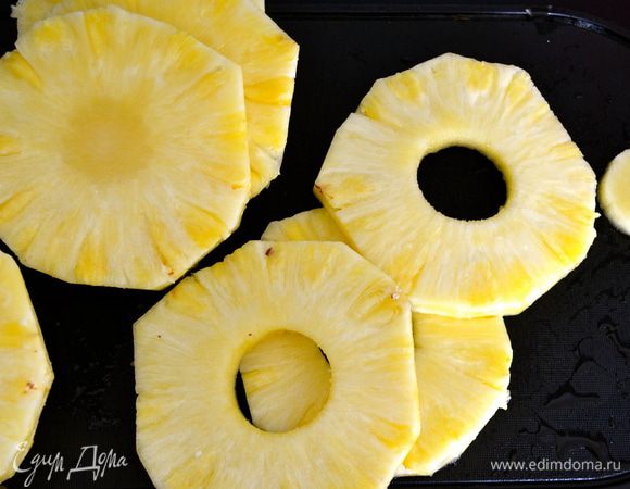 Целый ананас очистить и нарезать кружочками. Удалить сердцевину. Можно взять консервированный ананас кружочками. Тем самым еще больше облегчить себе задачу... Так как в таком случае сироп мы не готовим и ананас в нем не "маринуем".... А значит, процесс приготовления еще упрощается! )))