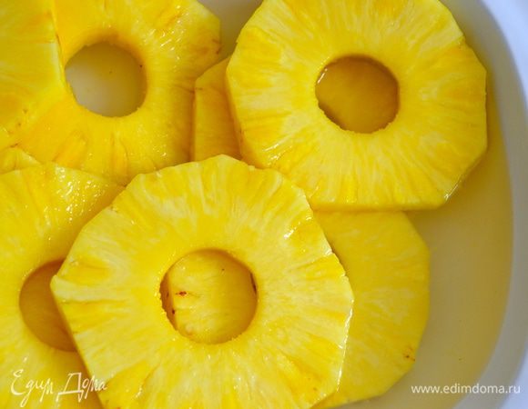 Если все-таки вы используете свежий ананас... Приготовить сироп; на стакан воды - стакан сахара. Развести сахар в воде и поставить на огонь. Дать закипеть и залить кружочки ананаса. Дать постоять полчаса.