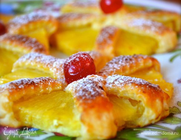 Выпекать в разогретой духовке, пока пирожные не зарумянятся... Примерно 20-25 минут. Остудить пирожные на решетке. Подавать, присыпав сахарной пудрой... ))))