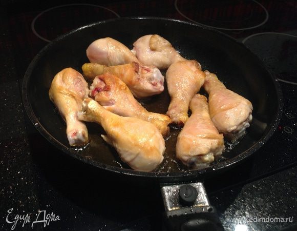 Курицу обжарить со всех сторон на сильном огне, выложить.