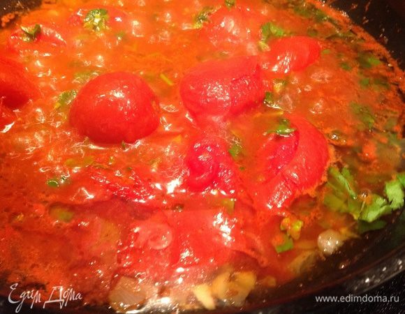 Добавить томаты, мелко нарезанную петрушку, орегано, соль и перец, тушить 5 минут.