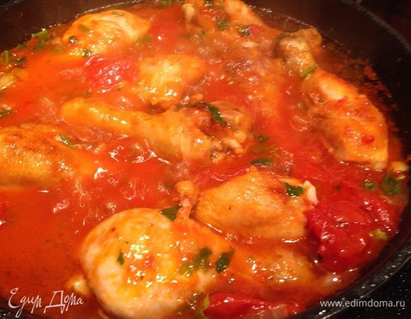 Выложить курицу в соус, накрыть крышкой и тушить 30 минут. 