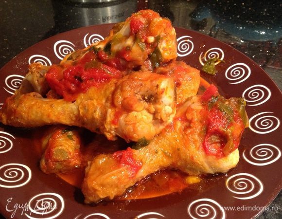 Готовую курицу выложить на блюдо, полить соусом и...

Приятного аппетита!!!