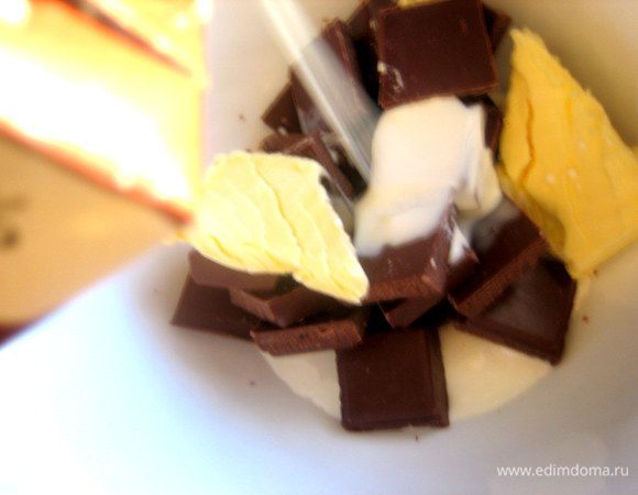 Добавить масло, влить сливки.