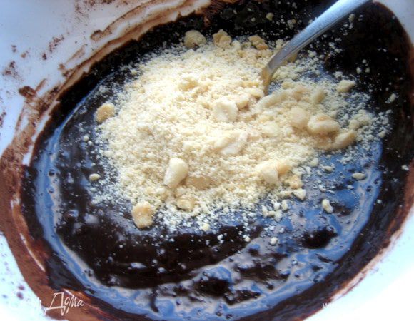 Высыпаем орехи в шоколадную массу.