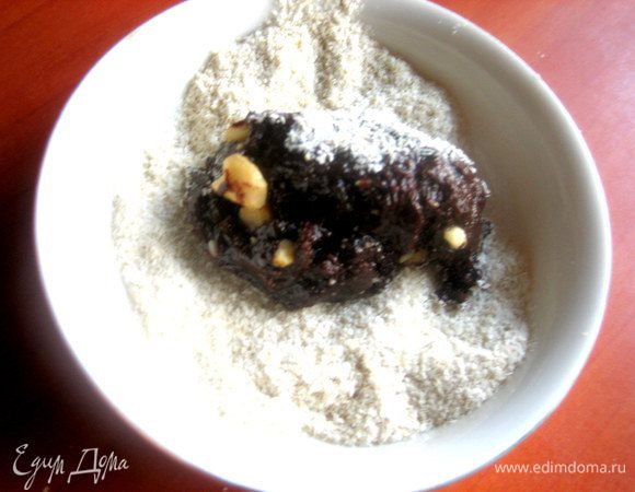Примерно чайную ложку "теста" окунаем в пудру, молотые вафли или крошку печенья.