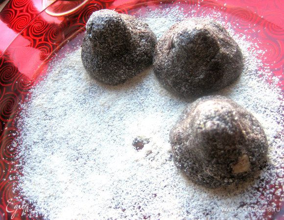 Насыпаем на тарелку крошку или пудру и выставляем конфетки для подачи.