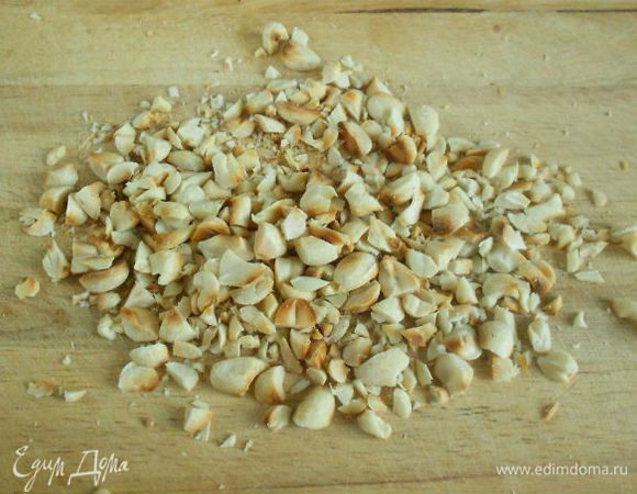 Арахис порубите ножом.