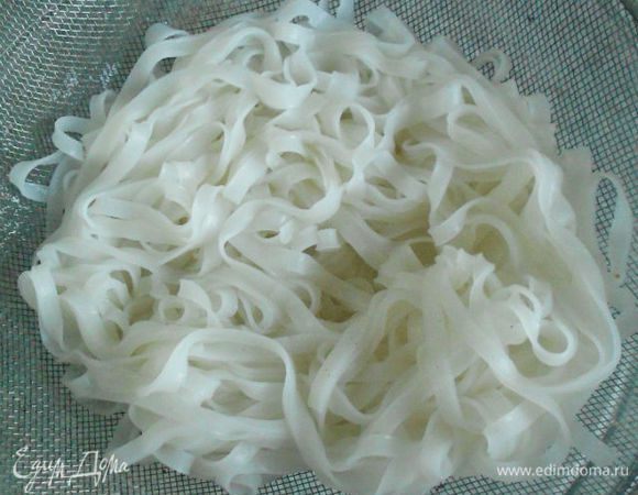 В миску положите лапшу, залейте кипятком на 3- 4 мин, затем откиньте на сито, промойте холодной водой и обсушите.
Сок лайма, кайенский перец, сахар и рыбный соус смешайте в маленькой миске,
Зелёный лук нарежьте крупными кусочками, с веточек кинзы оборвите листья.


 