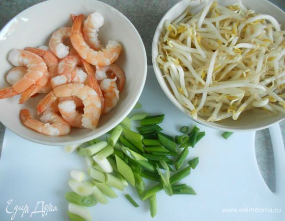 Приготовьте все необходимые ингредиенты и расположите их рядом с плитой.
