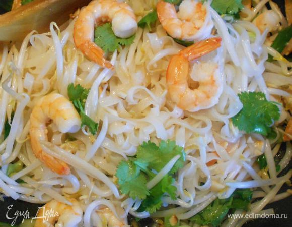 Добавьте к ним зелёный лук, лапшу и встряхните несколько раз или аккуратно перемешайте.
Полейте лаймовой смесью, затем положите в сковороду ростки бобов, половину арахиса и кинзы. Готовьте 1 мин, чтобы всё только нагрелось.