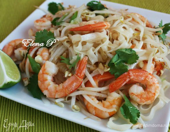 Переложите в большое блюдо, посыпьте оставшимся арахисом и кинзой.
Подавать с клиньями лайма и  сладким соусом чили.