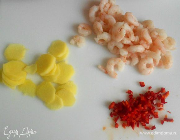  Имбирь тонко нарежьте, чили порубите без семян. 

