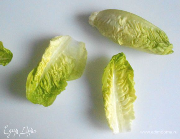 Кочанчик салата разберите на листья, помойте их и обсушите.Крупные листья свежего шпината тоже пригодны. Тайцы используют  листья бетЕля, но они доступны только в Юго-Восточной Азии.