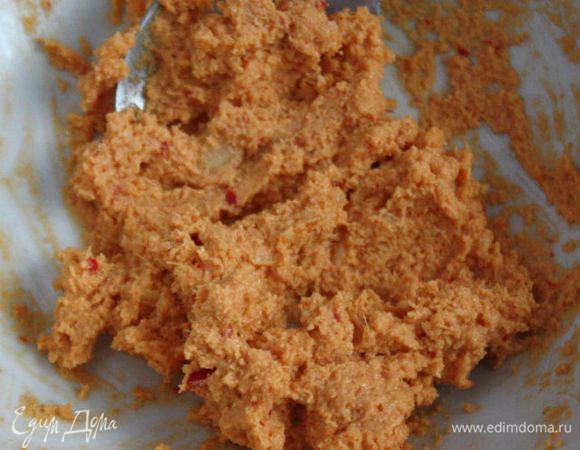 
В кухонном комбайне измельчить вместе чеснок и тонко нарезанный имбирь, затем удалите из смеси грубые волокна имбиря, переложите в миску к кокосу с арахисом. Добавьте туда же молотый красный перец и рубленный свежий чили, рыбный соус, креветки и хорошо перемешайте.
На этом этапе можно регулировать вкус по желанию: для более острого добавьте чили, для солёного-рыбный соус, для сладкого белый сахар.
Можно вообще всё, кроме варёных креветок измельчить в комбайне.