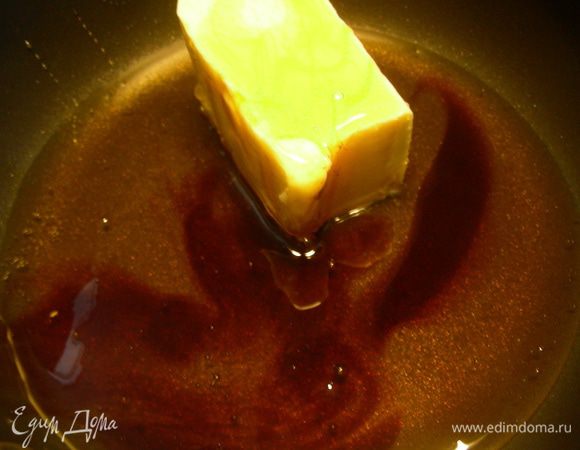 Мед, патоку и сливочное масло кладем в небольшой сотейник и растапливаем на небольшом огне. Остужаем до комнатной температуры.
