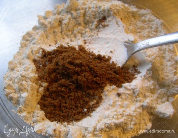 Муку смешиваем с разрыхлителем и приправой для пряников.
