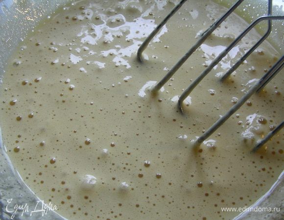 Яйцо взбиваем с сахаром и ванильным сахаром до пышности. 
