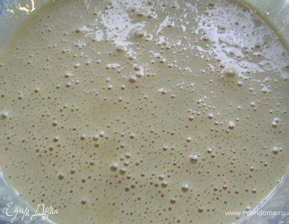 Добавляем медовую массу. Еще немного взбиваем.
