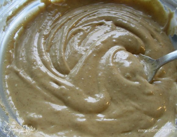 Добавляем сухую смесь и замешиваем тесто. Оно получается консистенции густой сметаны. Оставляем его на 30 минут.
