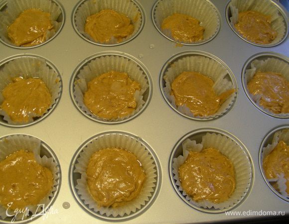 Формочки для маффинов смазываем маслом и выкладываем в них тесто. Выпекаем при 180 гр минут 20. Даем немного остыть и вынимаем из формочек. 
