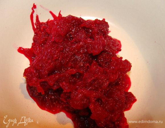 Отварить маленькую свеклу. Потереть ее на мелкой терке, смешать с тертым зубчиком чеснока и майонезом.