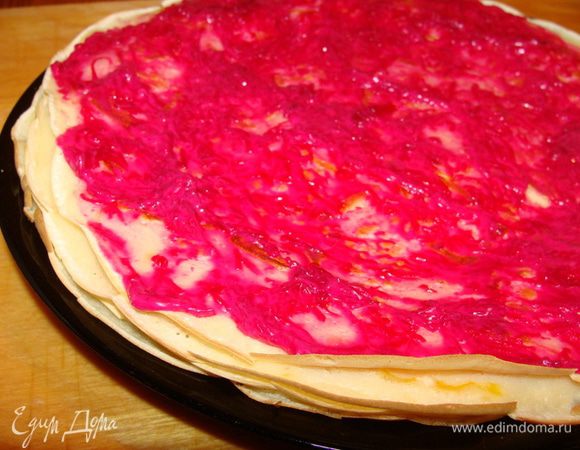 Блинчики получаются крайне нежными и свекольная смесь тоже, чтобы это подчеркнуть, намазать каждый блинчик тонюсеньким слоем свекольной массы.