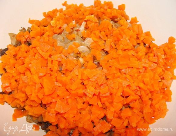 Отварную морковь почистить и порезать мелким кубиком.
