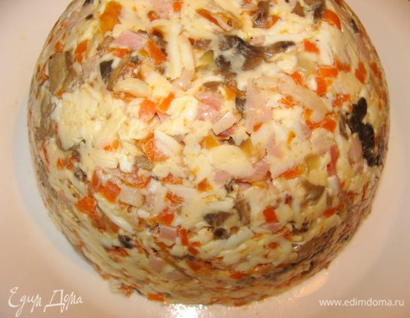 Салат перевернуть на блюдо, освободить от пленки.